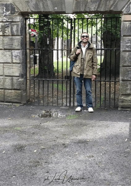 Paolo sorridente davanti alla Porta dell'Inferno