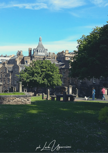 paesaggio con in lontananza i tetti di Edimburgo