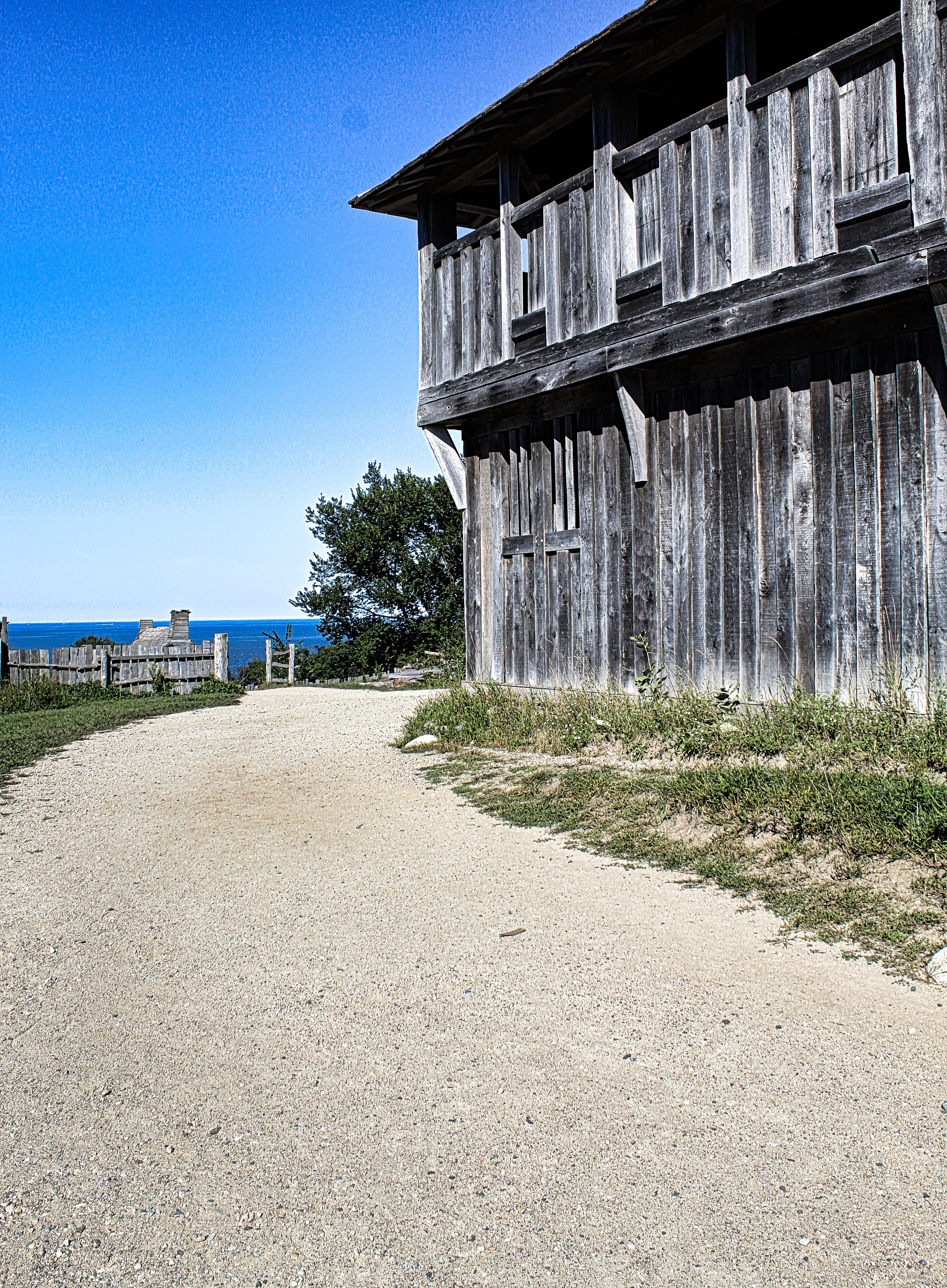 la grande sala del consiglio, delle preghiere e della comunità in cima alla collina all'inizio del villaggio