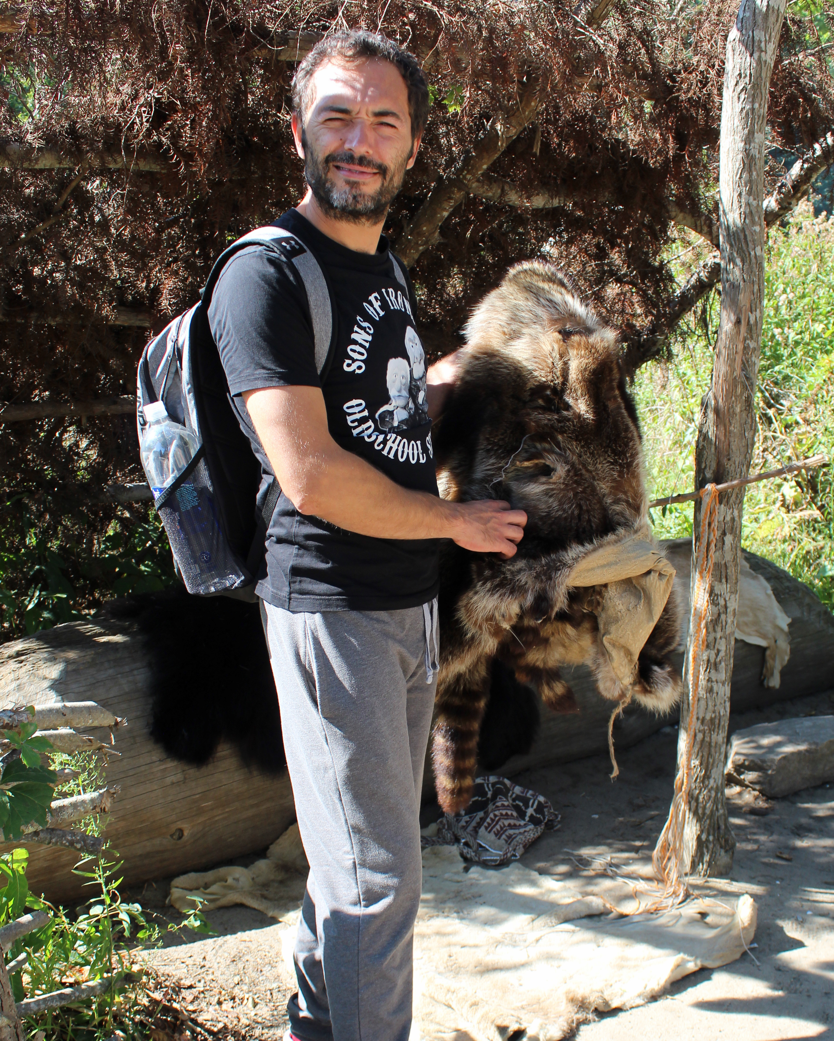 Paolo con una pelle di procione in mano