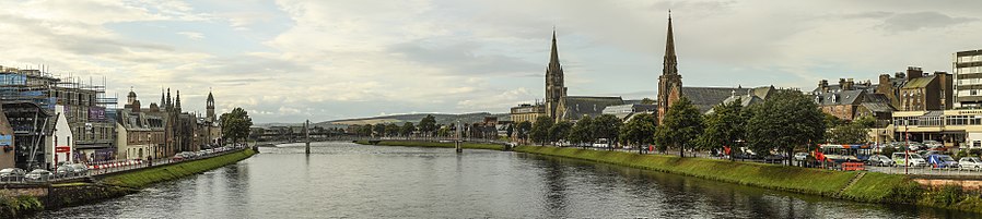 Foto della città di Inverness vista dal fiume