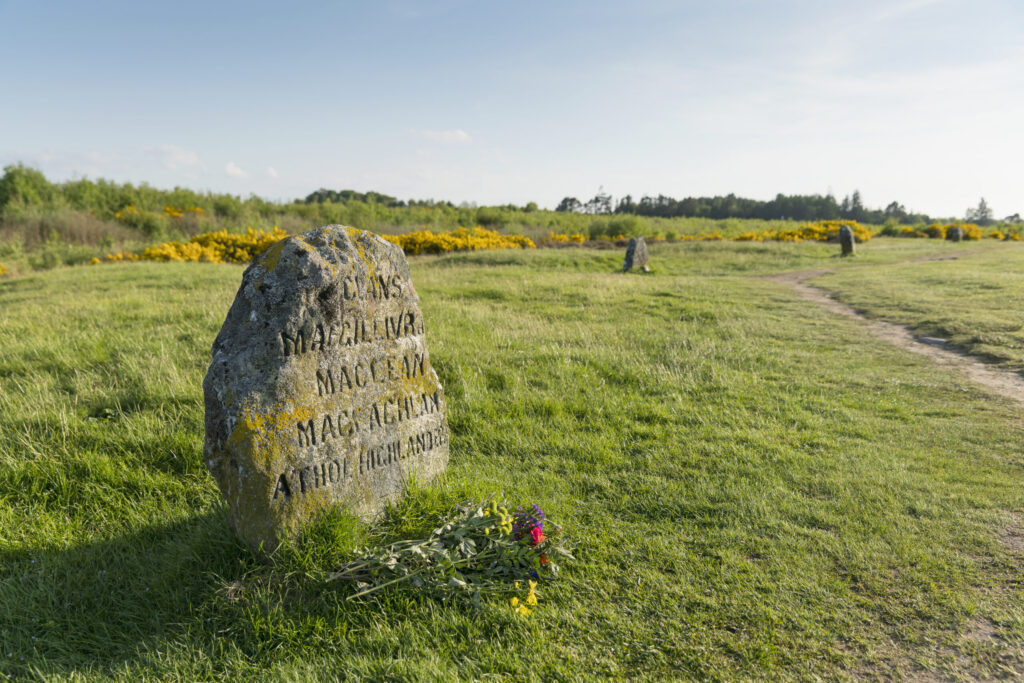 Foto delle Lapidi commemorative degli appartenenti ai clan morti a Culloden