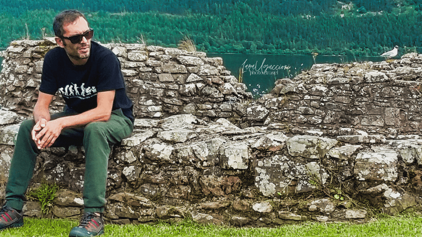 Foto Paolo sulle rovine del castello di Urquhart a Loch Ness