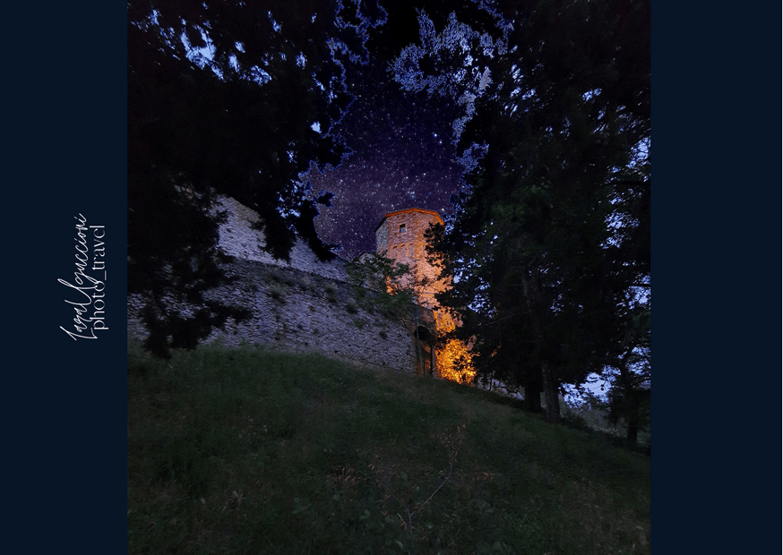 foto in notturna della torre antica