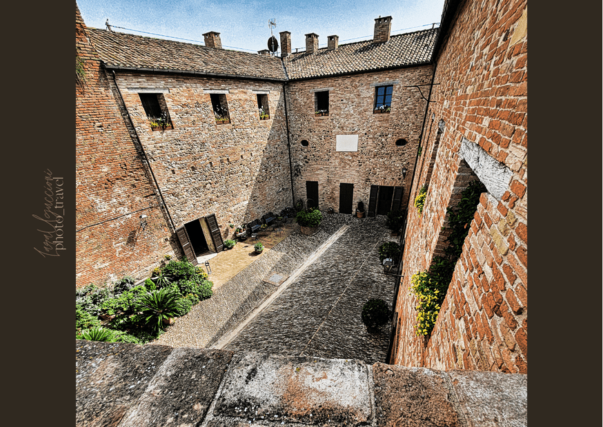 Foto della corte d'ingresso del castello di Santarcangelo