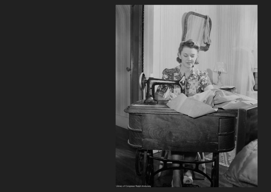 foto di una casalinga alla macchina da cucire 1950