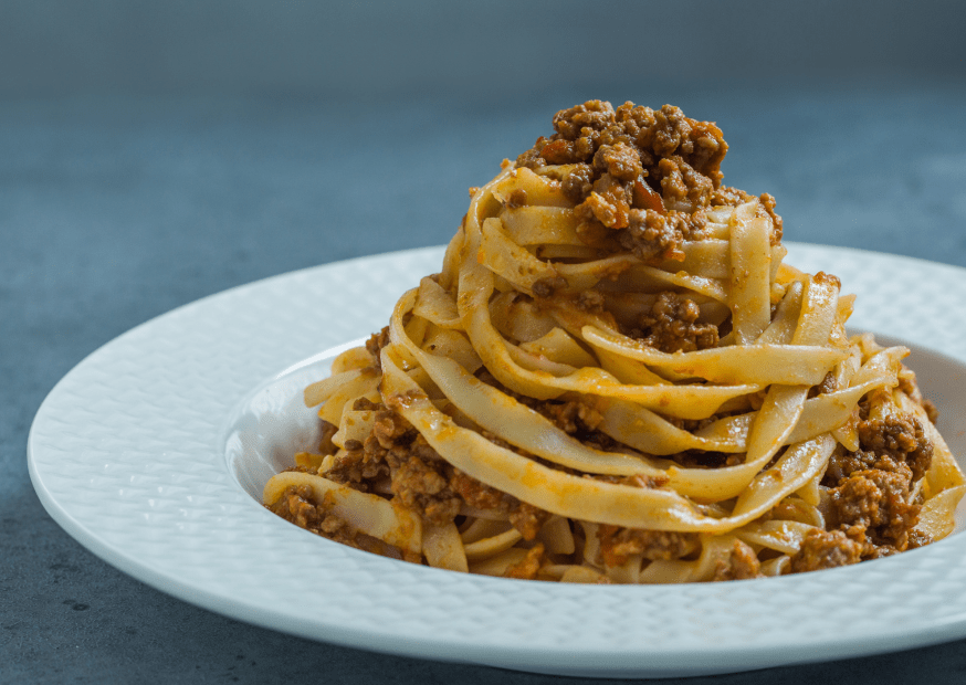 piatto di tagliatelle romagnole con il ragù