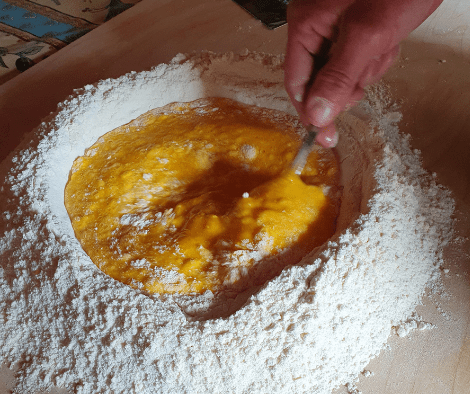 Farina e uova, gli ingredienti della pasta per fare le tagliatelle