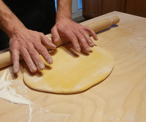 Paolo stende la sfoglia con il mattarello