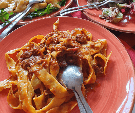 piatto di tagliatelle più spesse con sugo al cinghiale mangiate in Carpegna (Marche)