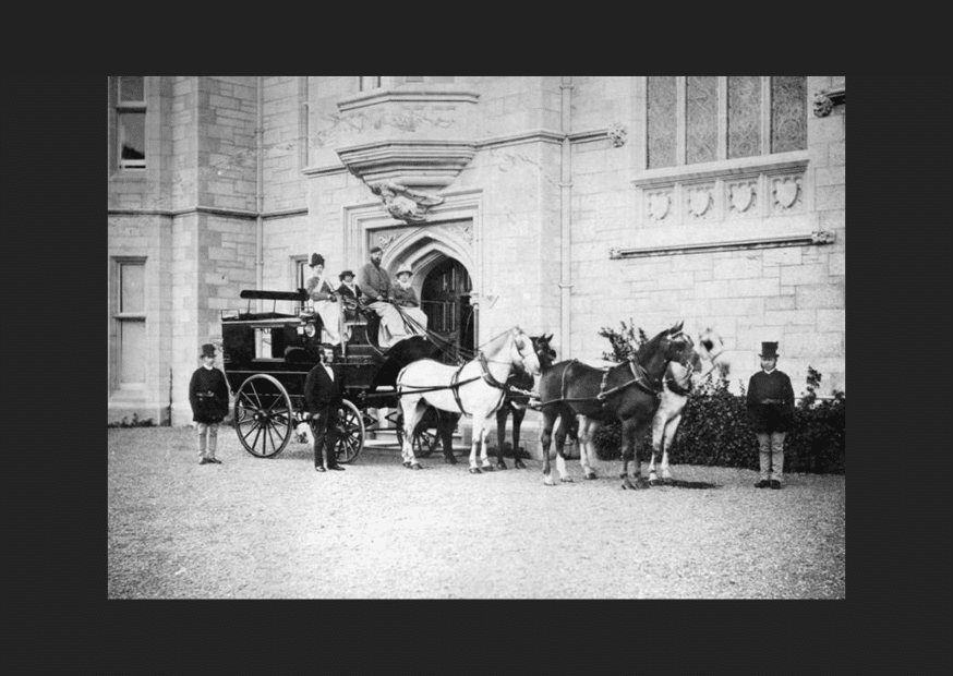 Foto d'epoca di signori sulla carrozza davanti alla porta d'ingresso di Kylemore