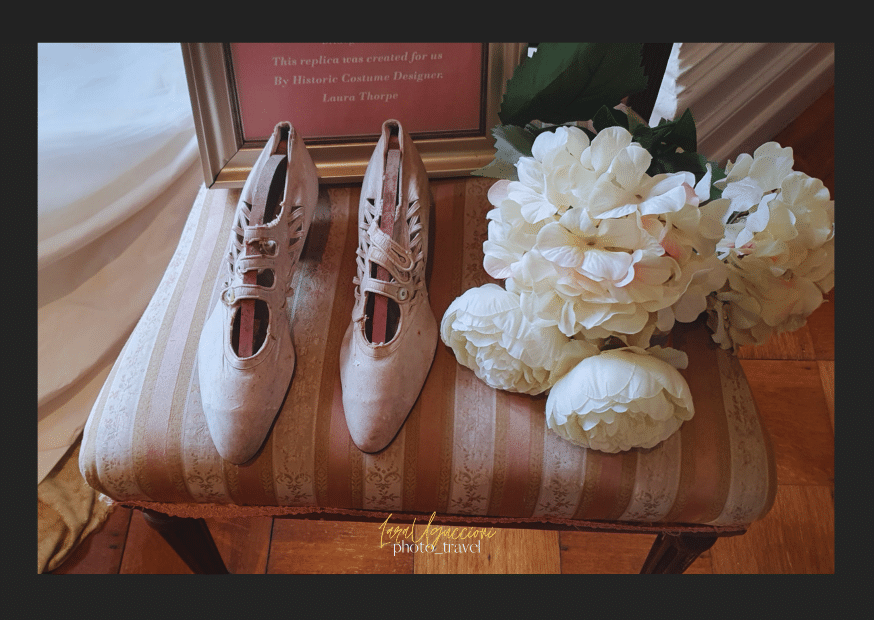 Scarpe da sposa adagiate su una sedia vicino ad un bouquet di fiori - Oggetti della dimora di Kylemore