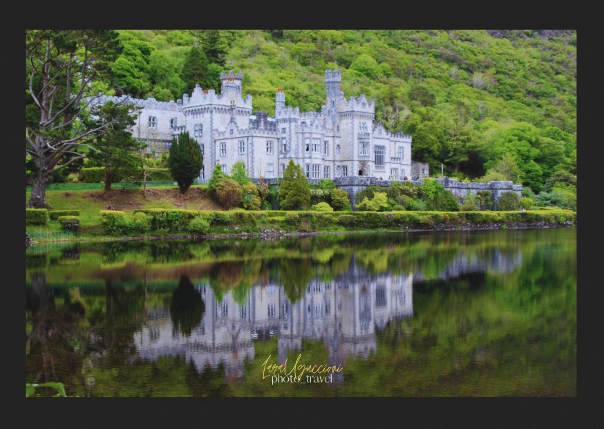 Kylemore Abbey vista dall'esterno, specchiata nel lago davanti